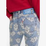 foto_calca_jeans_levis_501_93_lavagem_clara_estampada_collab_gundam_a74080000-5