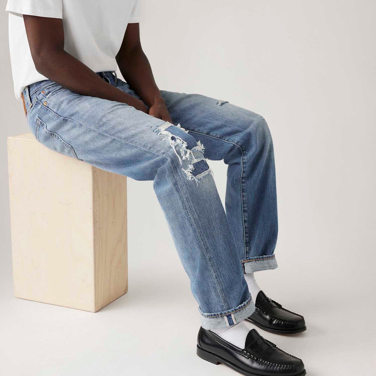 Calça Jeans Levi's® 501 Original Lavagem Média com Rasgos - Levi's