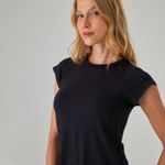 blusa_levis_anywear_tank_preto_manga_curta_A74040000-3.jpg