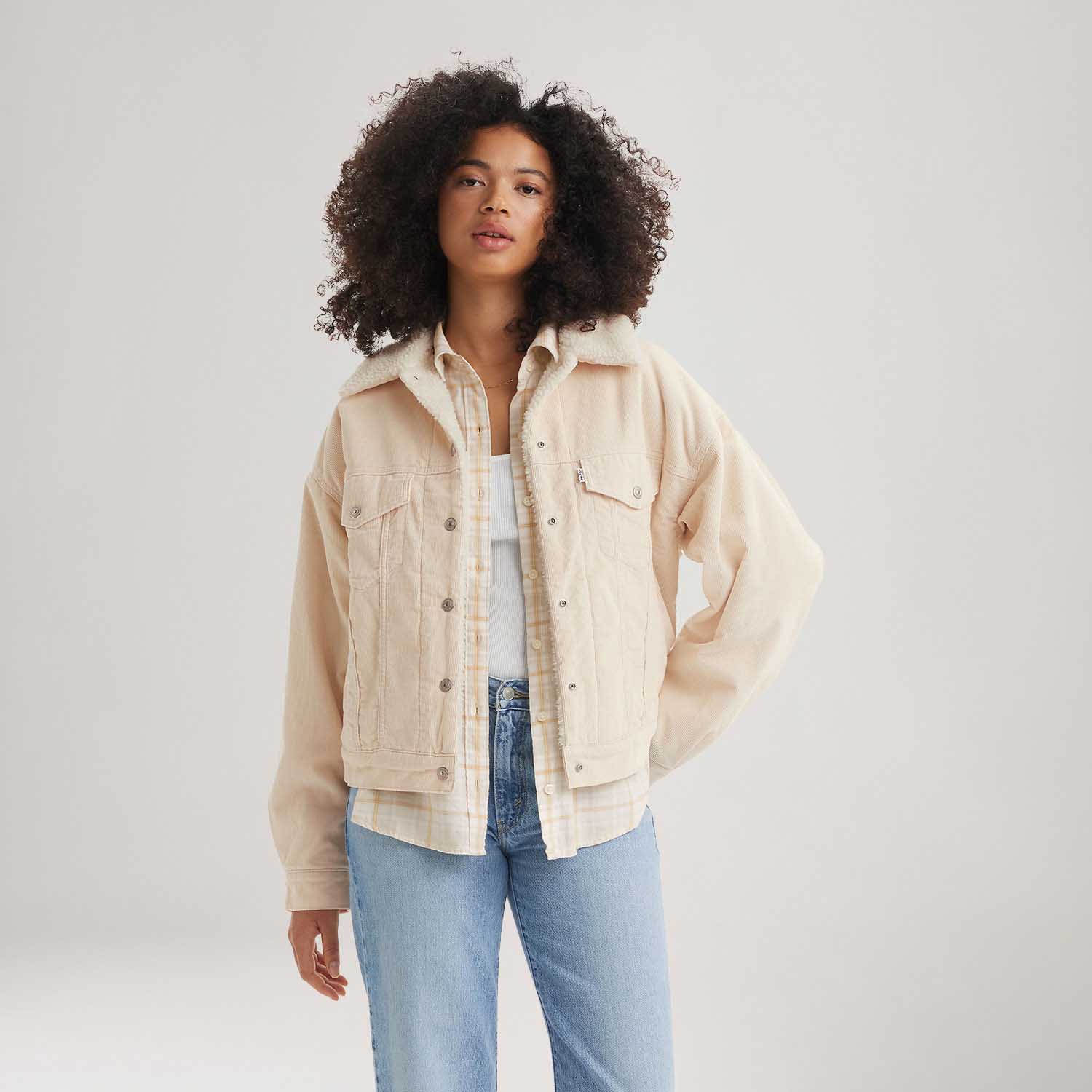 Jaqueta Jeans Levi's® 90's Sherpa Trucker Bege - Levi's® Brasil
