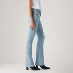 187590201_levis-2.jpg
