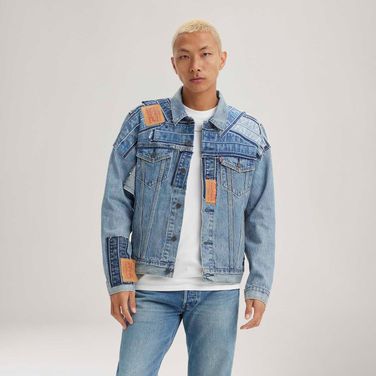 Jaqueta Levi's® The Trucker Lavagem Média com Patches