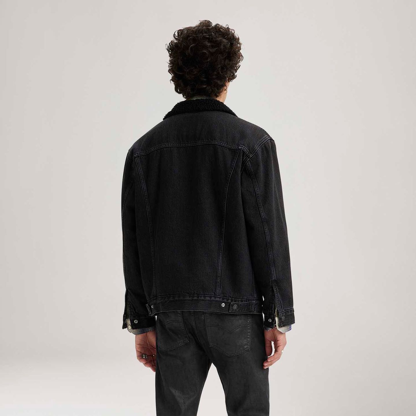 Jaqueta Jeans Levi's® Trucker Relaxed Sherpa Preta - Levi's® Brasil